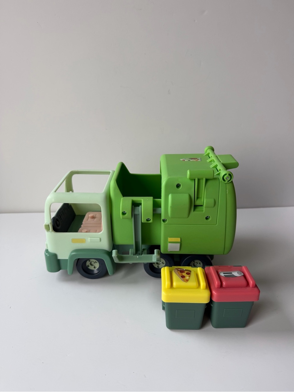 Moose Toys Bluey Garbage Truck with Two Garbage Bin Red/ Yellow Lid